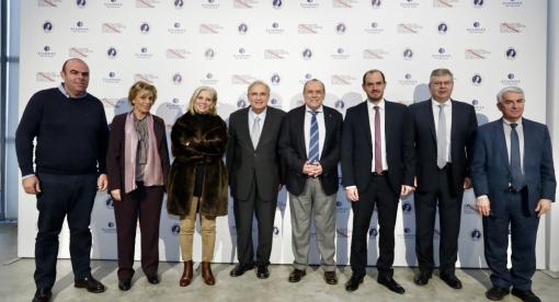 O Αντιπεριφερειάρχης Δυτικής Αττικής κ. Λ. Κοσμόπουλος, η CEO 2023 Ελευσίς Πολιτιστική Πρωτεύουσα της Ευρώπης κα Σ. Σπυροπούλου, η Πρόεδρος Δ.Σ. της 2023 Ελευσίς Πολιτιστική Πρωτεύουσα της Ευρώπης κα Δ. Γερουλάνου, ο Πρόεδρος Δ.Σ. HELLENiQ ENERGY κ. Γ. Παπαθανασίου, ο Δήμαρχος Ελευσίνας κ. Α. Οικονόμου, ο Υφυπουργός Δικαιοσύνης και Βουλευτής Δυτικής Αττικής κ. Γ. Κώτσηρας, ο Διευθύνων Σύμβουλος HELLENiQ ENERGY κ. Α. Σιάμισιης και ο Αντιπρόεδρος της Βουλής και Βουλευτής Δυτικής Αττικής κ. Θ. Μπούρας